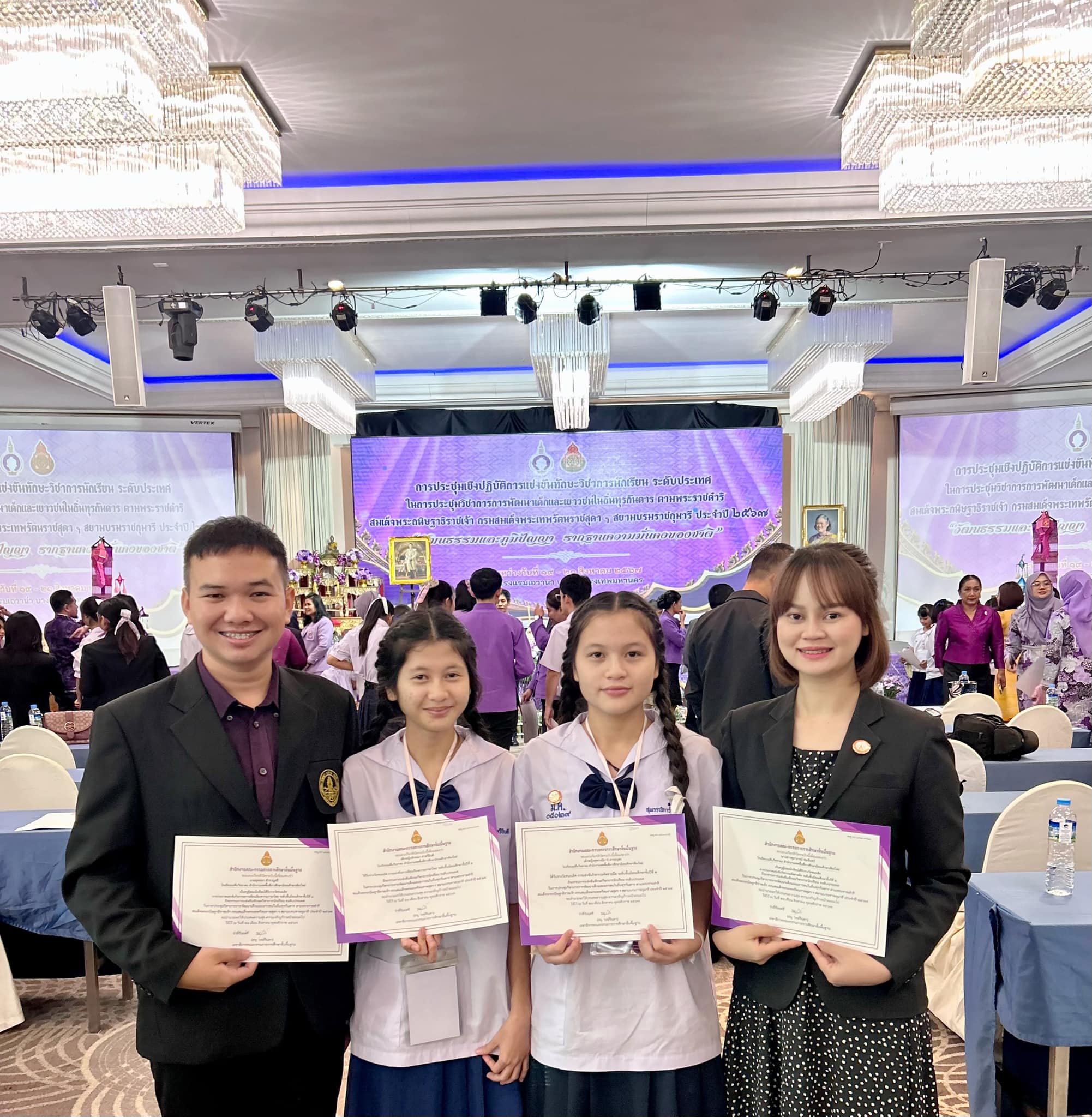 โรงเรียนแม่ตื่นวิทยาคม ขอแสดงความยินดีกับนักเรียนที่ได้รับรางวัลชนะเลิศการแข่งขันทักษะวิชาการนักเรียน ระดับประเทศในการประชุมวิชาการ การพัฒนาเด็กและเยาวชนในถิ่นทุรกันดาร ตามพระราชดำริ สมเด็จพระกนิษฐาธิราชเจ้า กรมสมเด็จพระเทพรัตนราชสุดาฯ สยามบรมราชกุมารี ประจำปี 2567